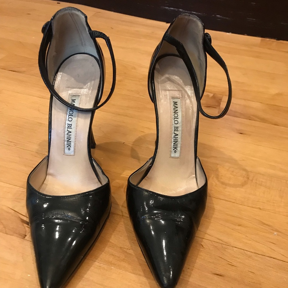 Manolo Blahnik black patent leather d’orsay pump